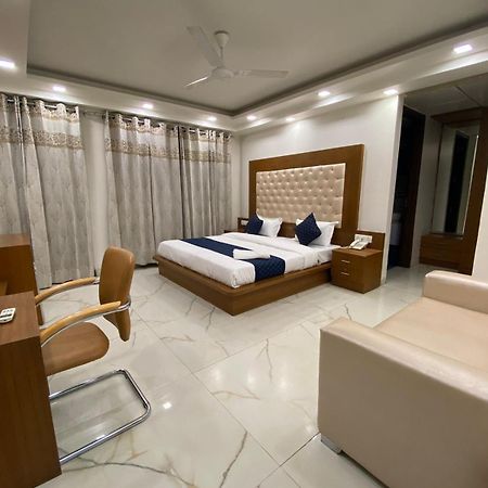 Hotel Leaf 9 Boutique, Near Golf Course Road And Galleria Market غورغاون المظهر الخارجي الصورة