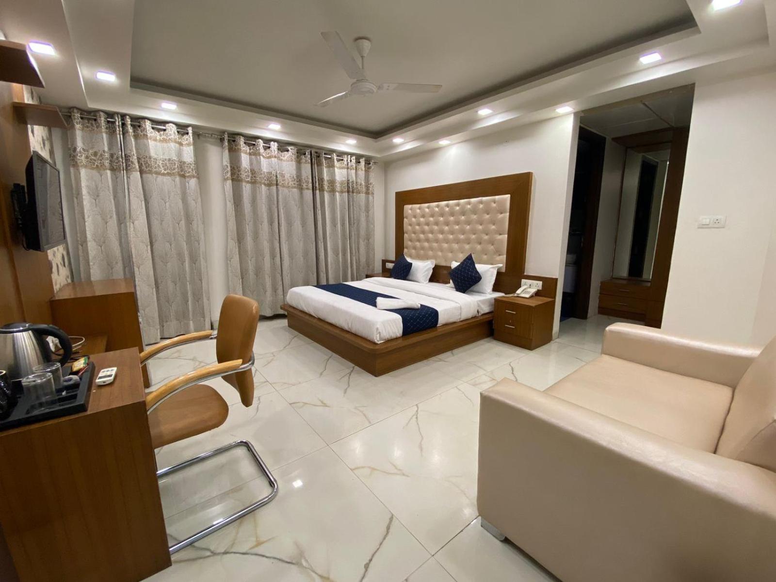 Hotel Leaf 9 Boutique, Near Golf Course Road And Galleria Market غورغاون المظهر الخارجي الصورة
