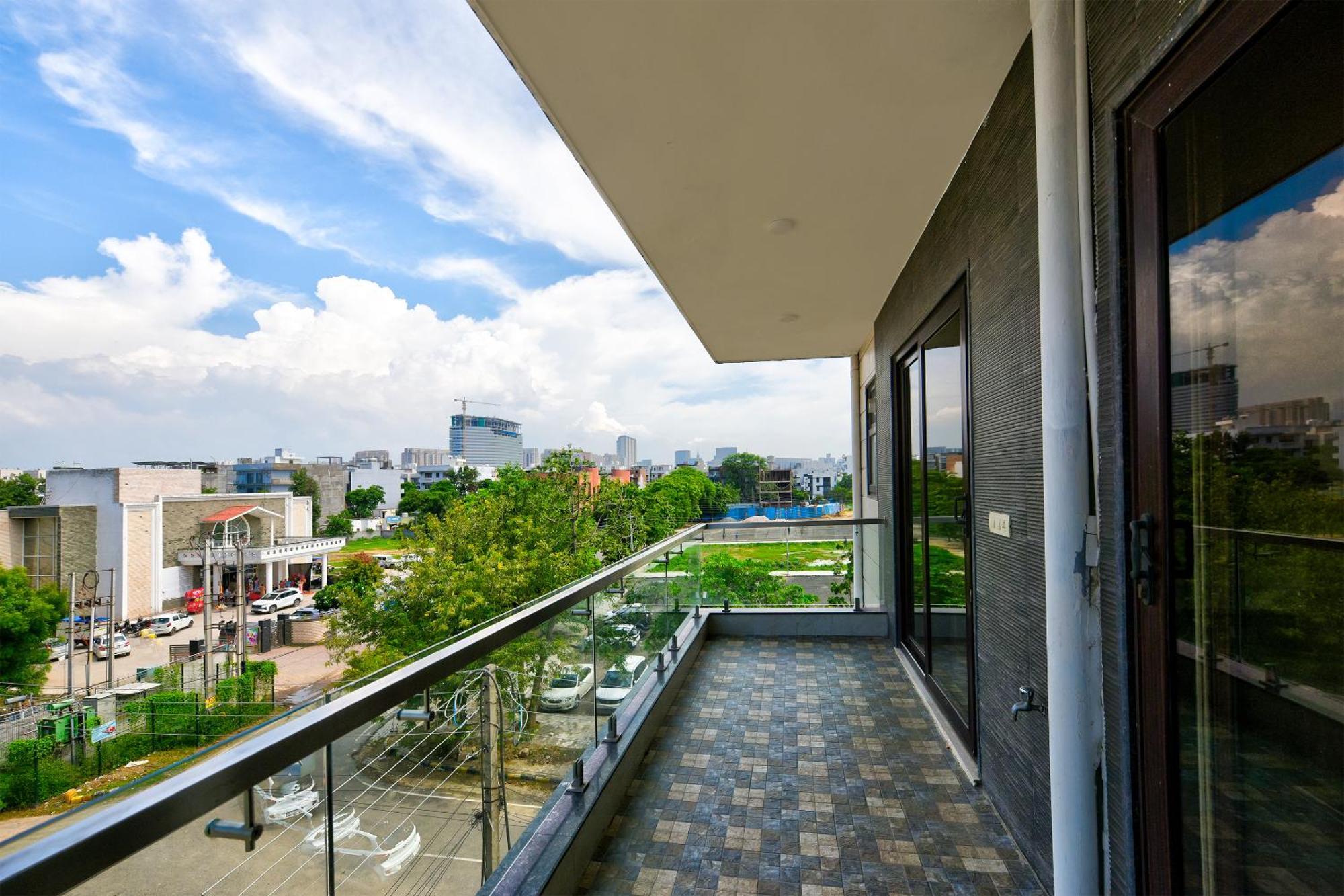 Hotel Leaf 9 Boutique, Near Golf Course Road And Galleria Market غورغاون المظهر الخارجي الصورة