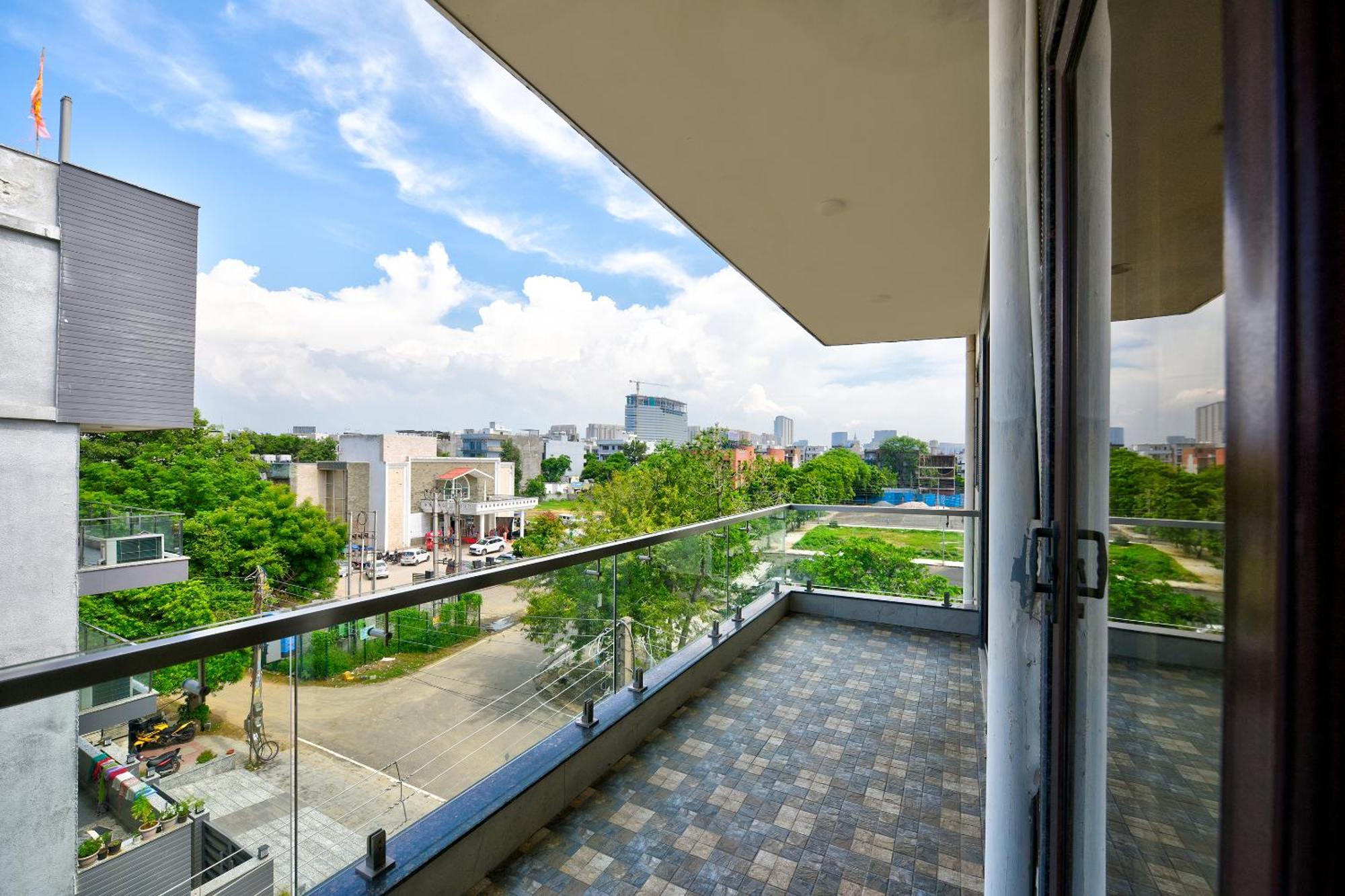 Hotel Leaf 9 Boutique, Near Golf Course Road And Galleria Market غورغاون المظهر الخارجي الصورة