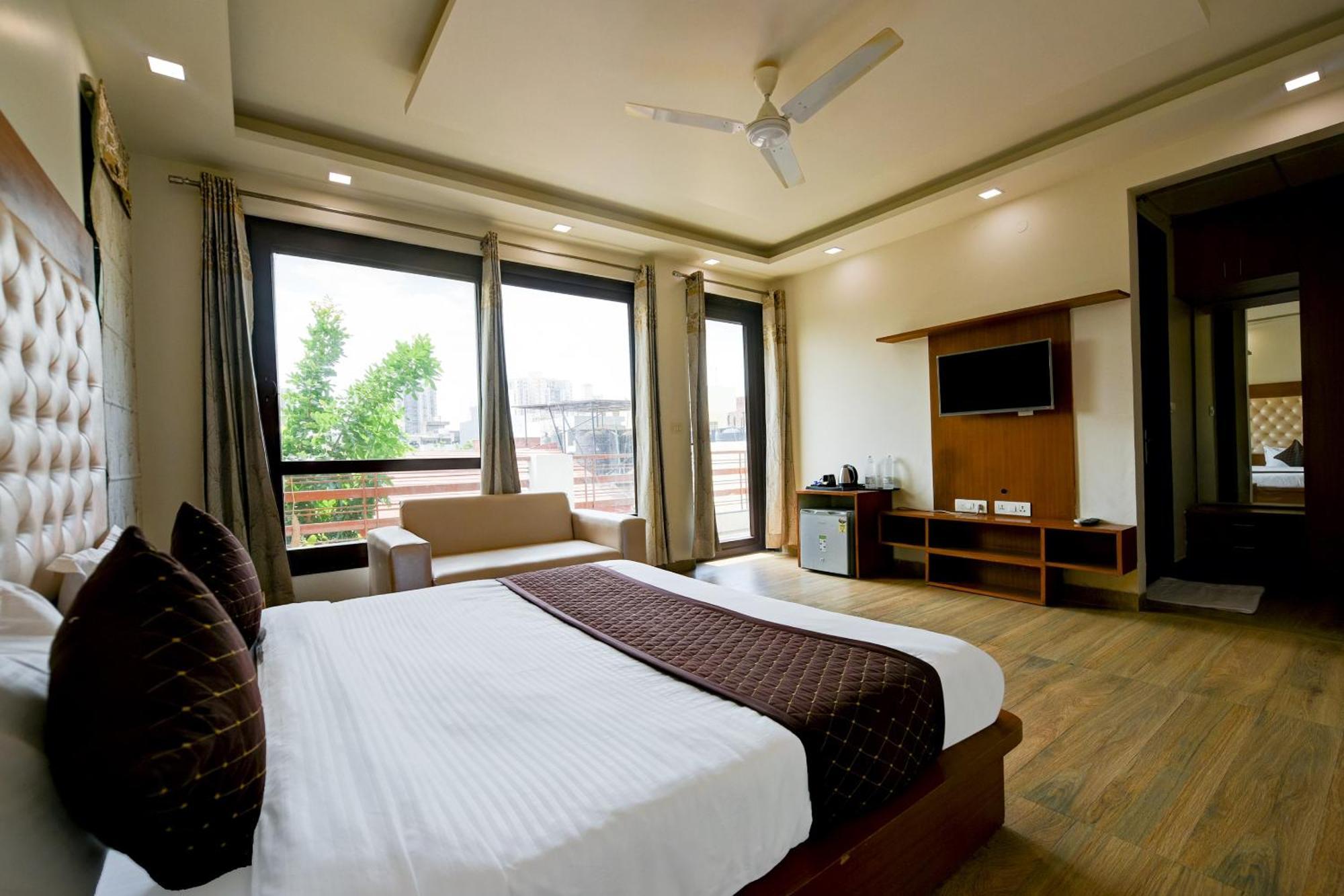 Hotel Leaf 9 Boutique, Near Golf Course Road And Galleria Market غورغاون المظهر الخارجي الصورة